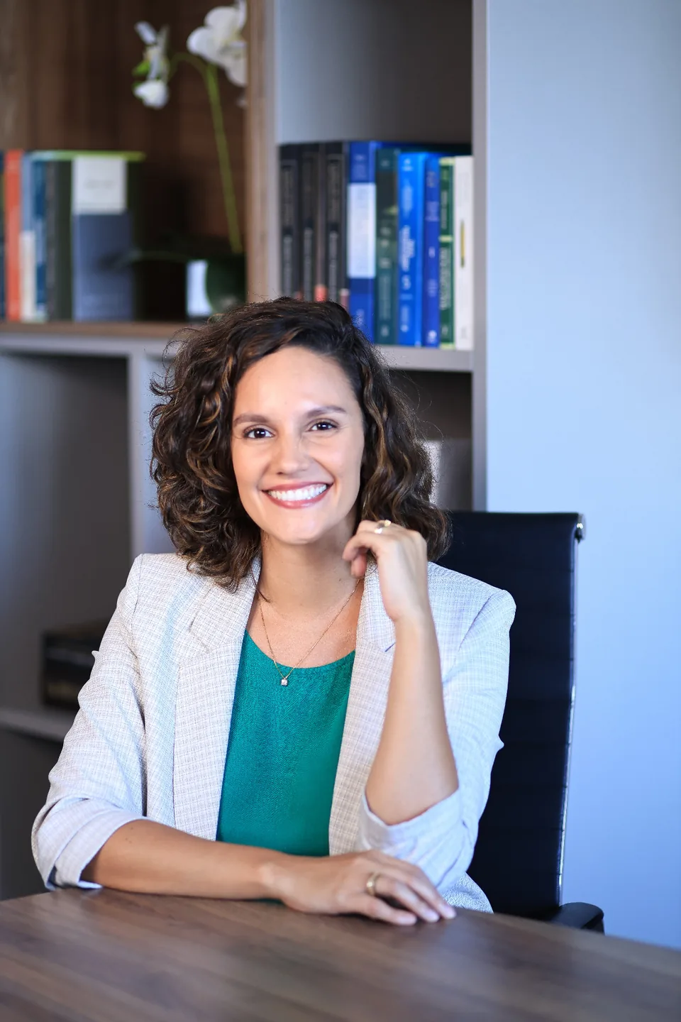 Anne Brito em seu escritório